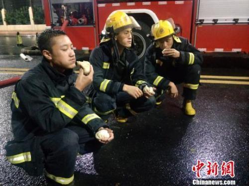 消防员吃瓜不拿刀视频,不拿刀也能轻松开瓜