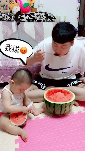 小朋友吃小瓜视频,小朋友欢乐吃小瓜瞬间