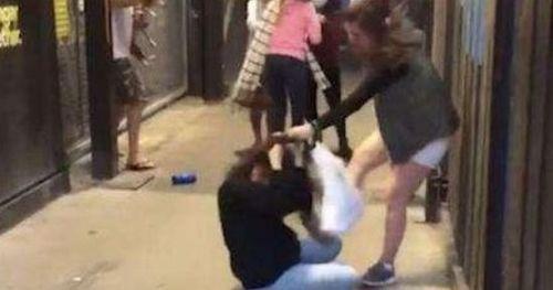 澳洲吃瓜打架视频在线观看,吃瓜群众围观打架视频，网络热议不断