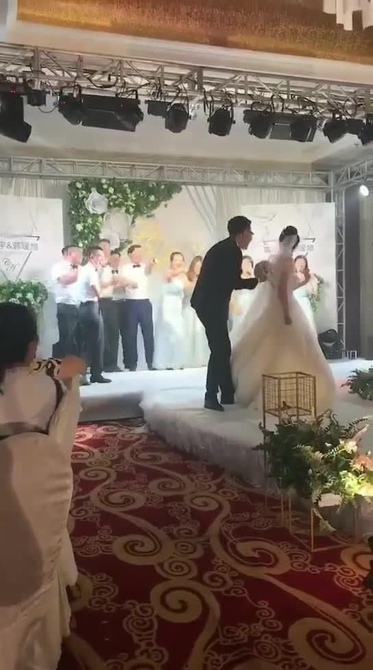 伴郎吃瓜视频,笑料百出！