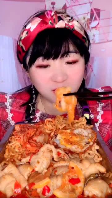 吃无骨鸡瓜小姐姐视频,小姐姐教你轻松制作美味佳肴