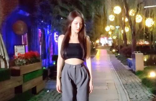 吊带姐跳舞吃瓜视频在线观看,网络热议不断！