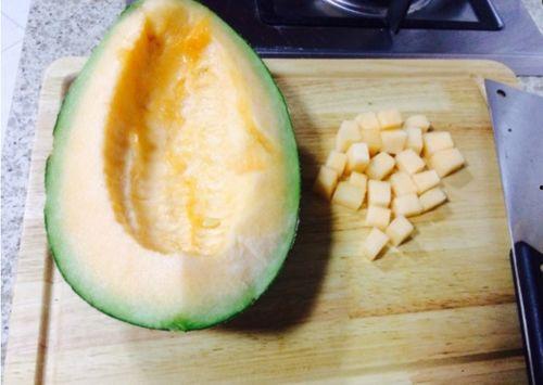 农村宝宝吃哈密瓜视频,甜蜜滋味传递纯真童趣