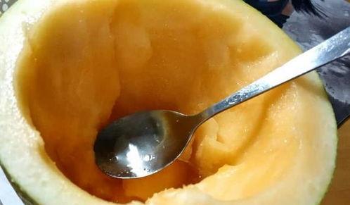 二人吃哈密瓜视频,情侣共享哈密瓜的美好时光