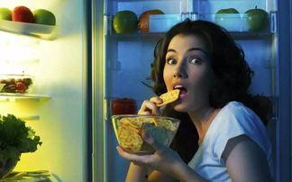 睡不着看手机吃瓜视频