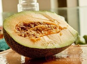 用竹签吃哈密瓜的视频