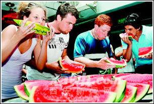 老外吃瓜大赛视频,老外吃瓜大赛精彩瞬间回顾