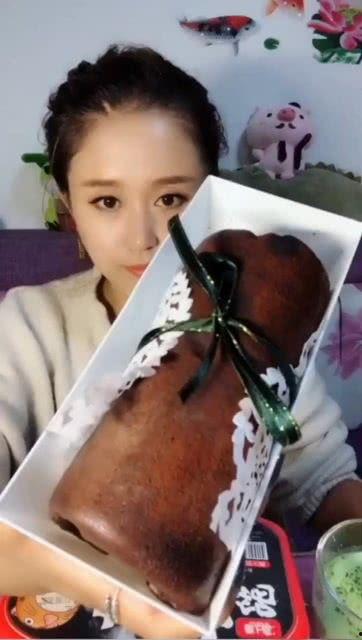 瓜妞吃毛巾卷好吃吗视频